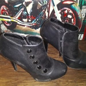Shoes bootie heels onlg worn a few times in fair condition